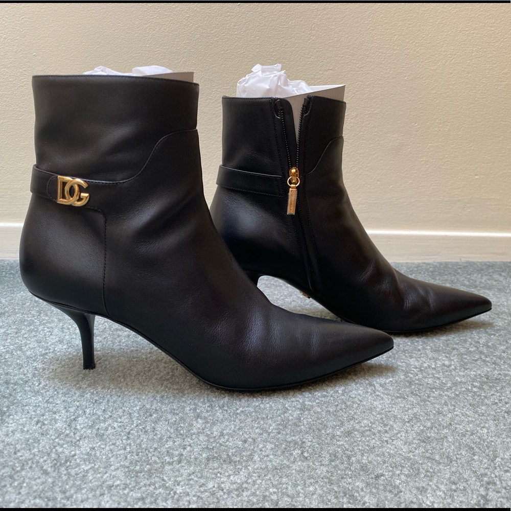 NWT Dolce & Gabbana logo plaque mid-heel ankle boots size 10